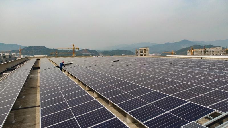 浙江杭州市临安区供电公司研发应用光伏智能清扫机器人